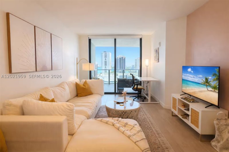 Canvas Apt #1605