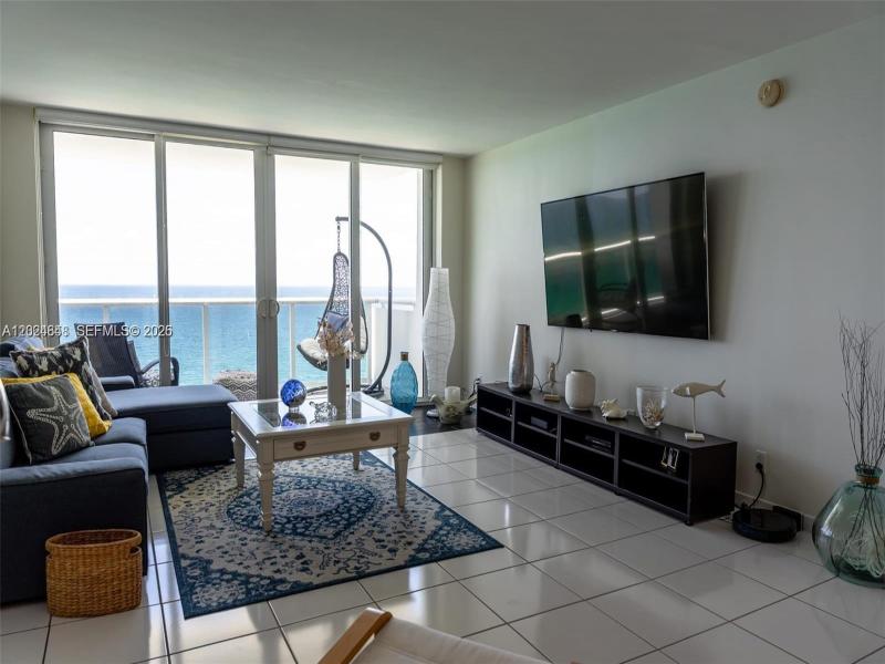 Condo for sale at Parker Tower 1705