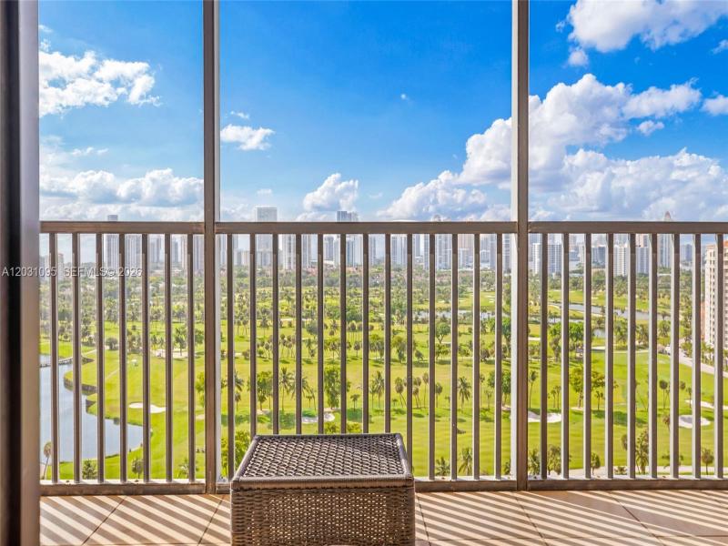 Comprar apartamento no Coronado I 2228