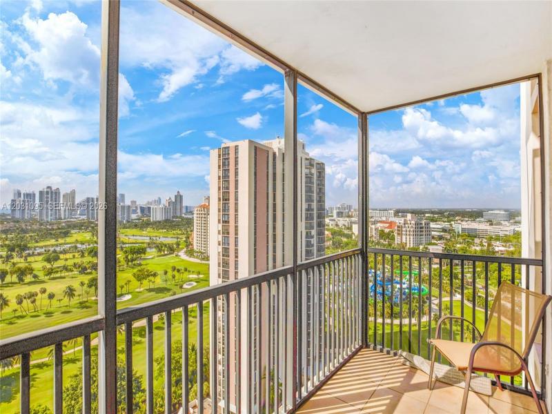 Comprar apartamento no Coronado I 2228