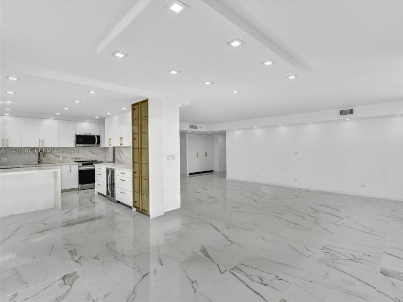 Condo for sale at Winston Towers 712