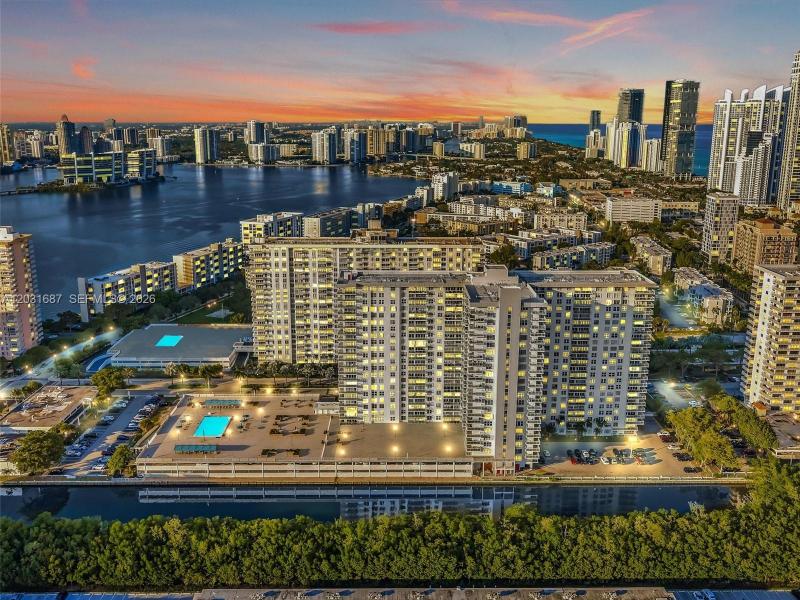 Condo for sale at Winston Towers 712