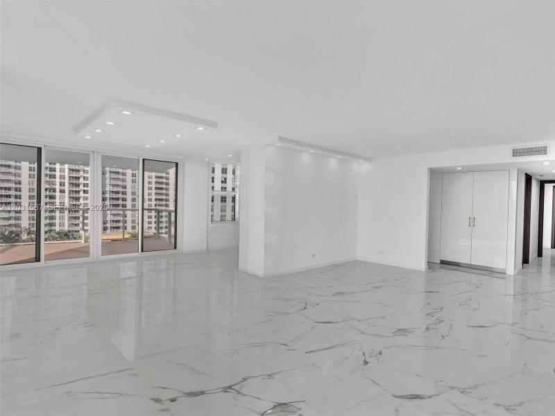 Condo for sale at Winston Towers 712