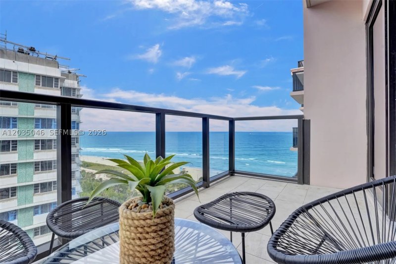 Condo for sale at The Alexander 1606