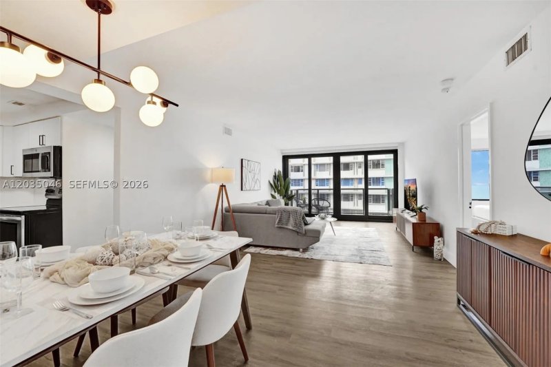 Condo for sale at The Alexander 1606