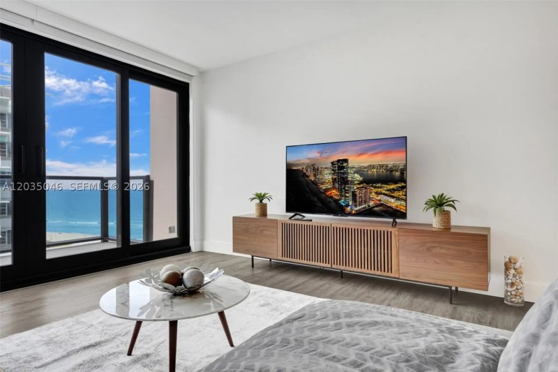 Condo for sale at The Alexander 1606