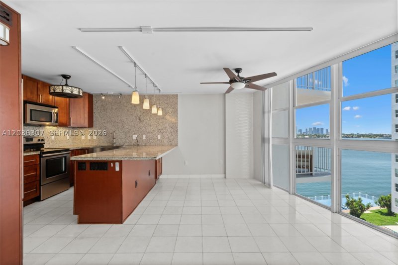 Comprar apartamento no Bayview Terrace 604