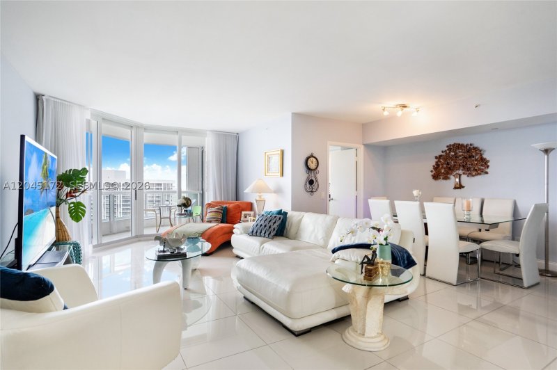 Comprar apartamento no South Tower at The Point 2005