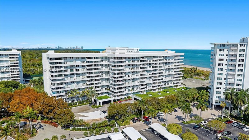 Apartment for rent at Commodore Club South 311