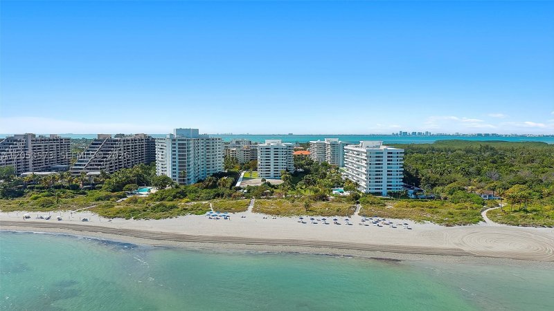 Apartment for rent at Commodore Club South 311