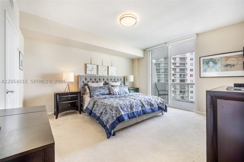 Aluguel de apartamento no 360 Condominium East 801