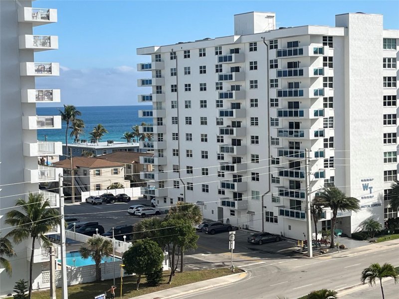 Condo for sale at Trafalgar Towers 707