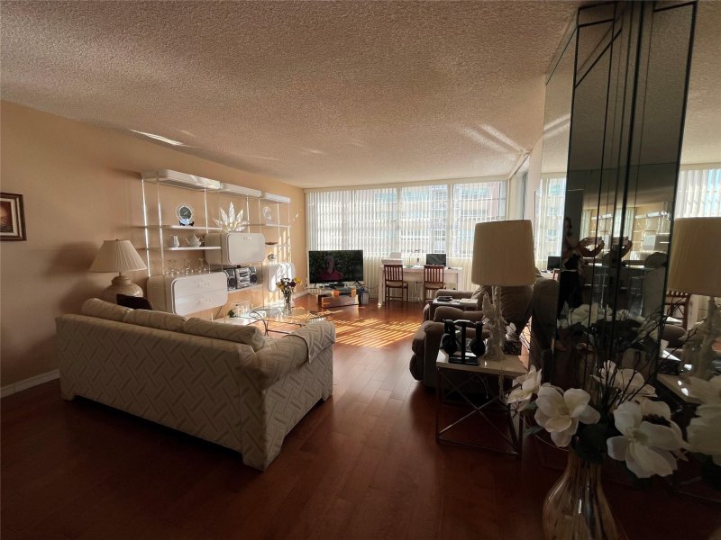 Condo for sale at Trafalgar Towers 707