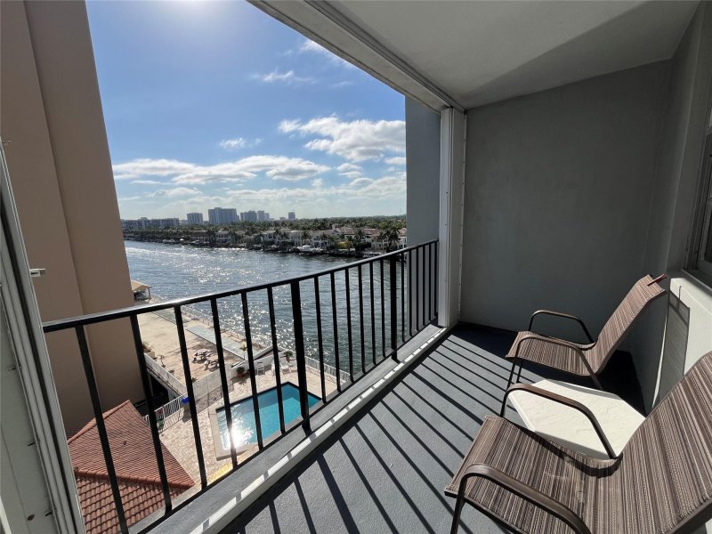 Condo for sale at Trafalgar Towers 707