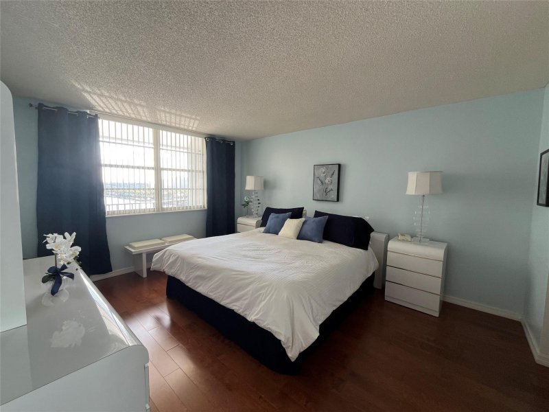 Condo for sale at Trafalgar Towers 707