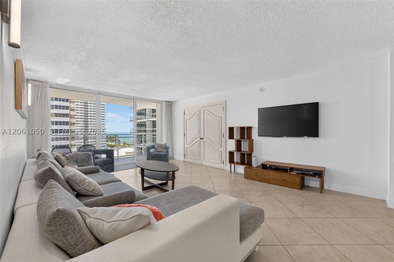 Condo for sale at Parker Plaza Estates 723