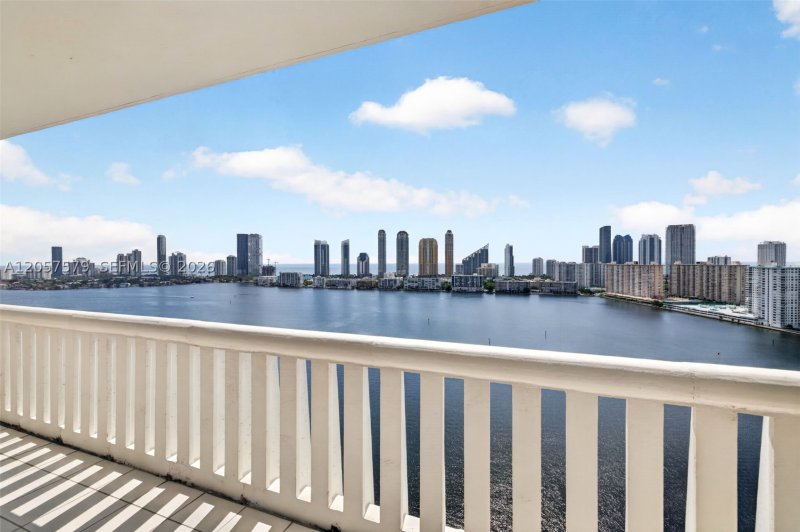 Comprar apartamento no 3000 Williams Island 2506