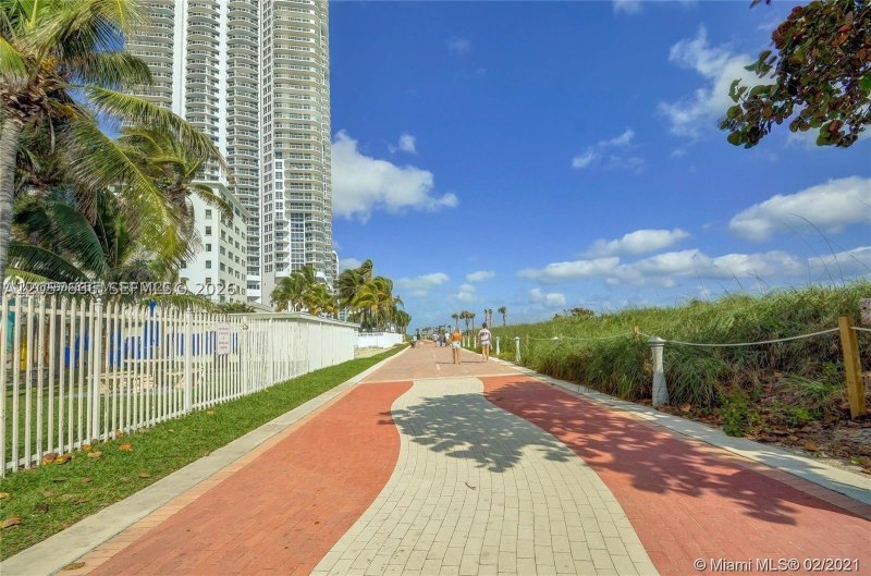 Condo for sale at La Gorce Palace 1504