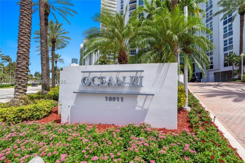 Comprar apartamento no Ocean Three 2103