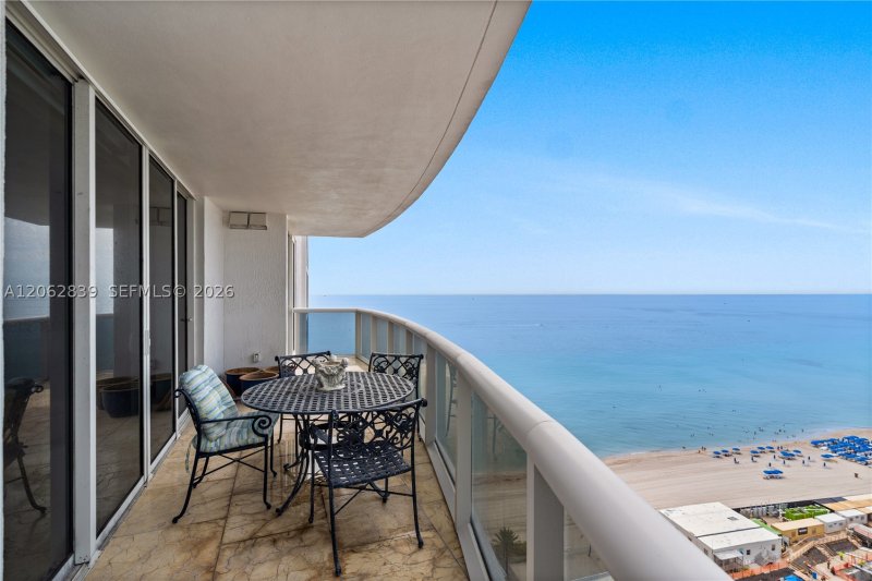 Comprar apartamento no Ocean Three 2103