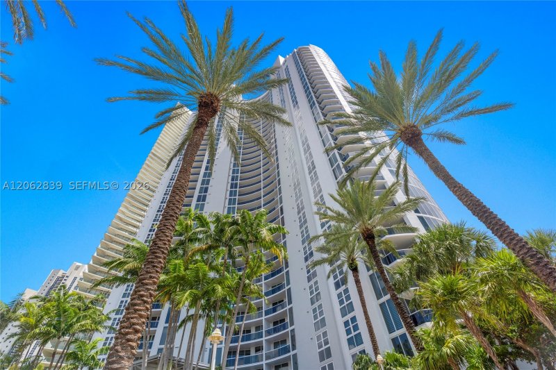 Comprar apartamento no Ocean Three 2103