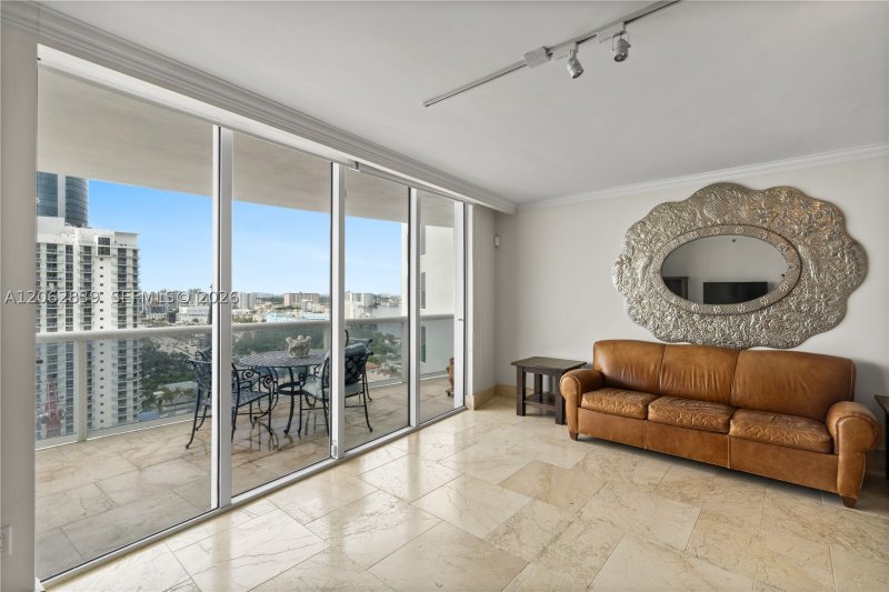 Comprar apartamento no Ocean Three 2103