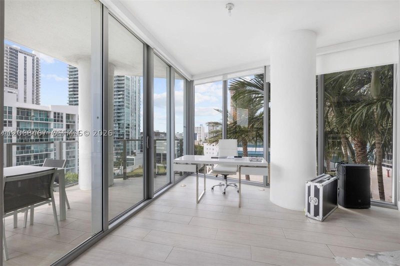 Comprar apartamento no Biscayne Beach 809