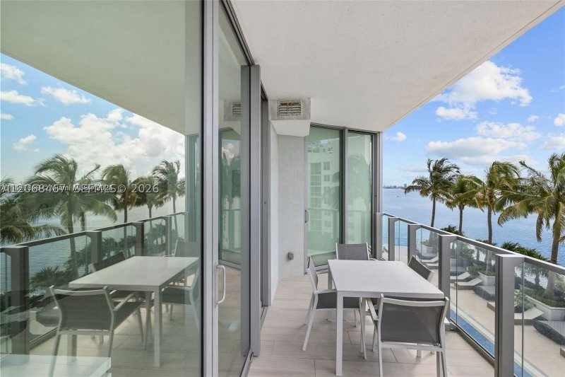 Comprar apartamento no Biscayne Beach 809