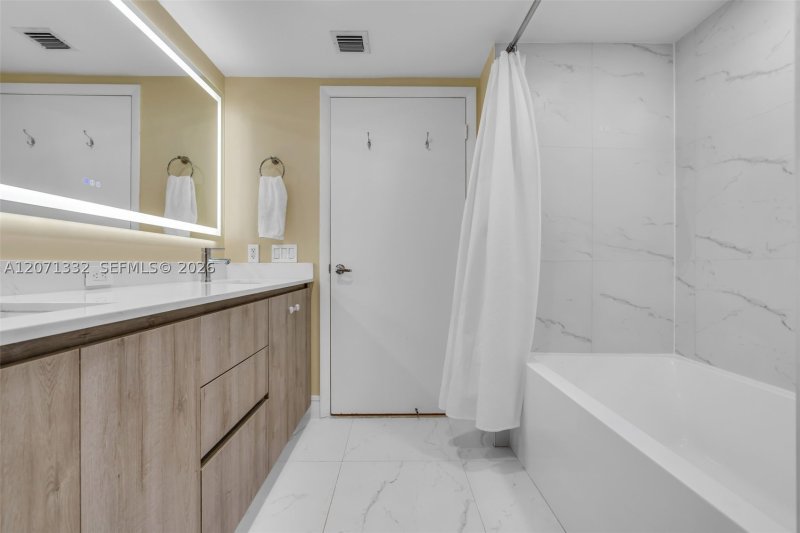 Aluguel de apartamento no Brickell on the River South 908