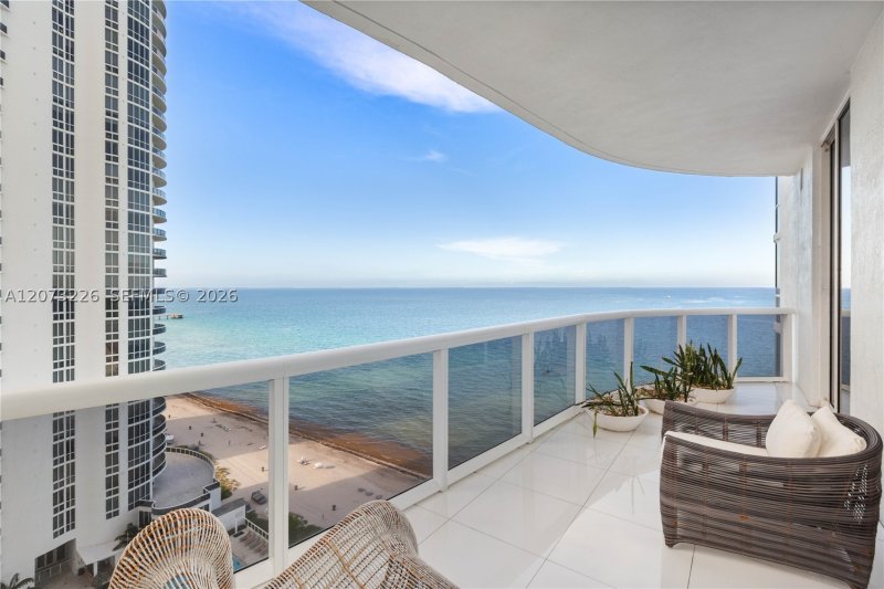 Aluguel de apartamento no Trump Tower Three 1702