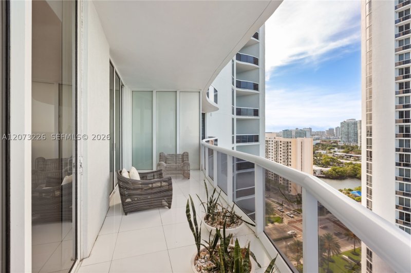 Aluguel de apartamento no Trump Tower Three 1702