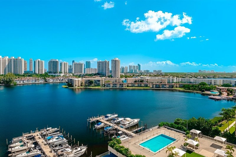 Del Prado Aventura Apt #1805