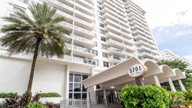 Apartment for rent at Arlen Beach 605