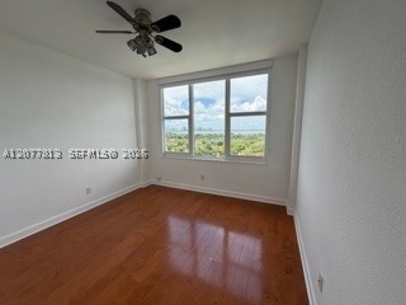 Alquiler de apartamento en 5600 Collins 15J