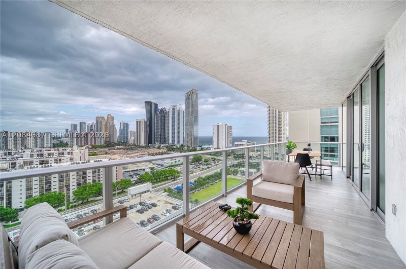 Comprar apartamento en Parque Towers at St. Tropez 4-1701