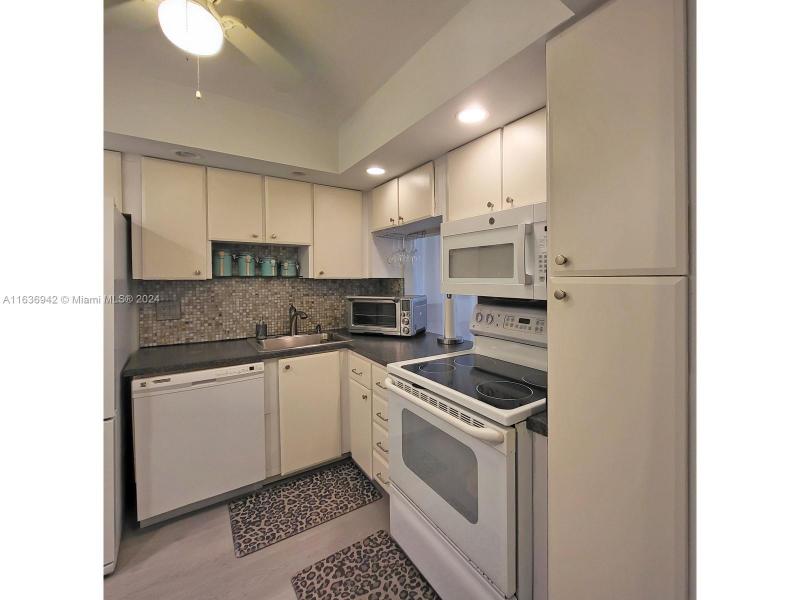 Condo for sale at Imperial Towers 206