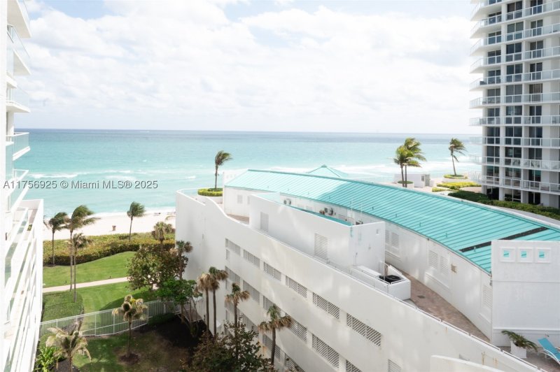 Condo for sale at Oceania 2 728