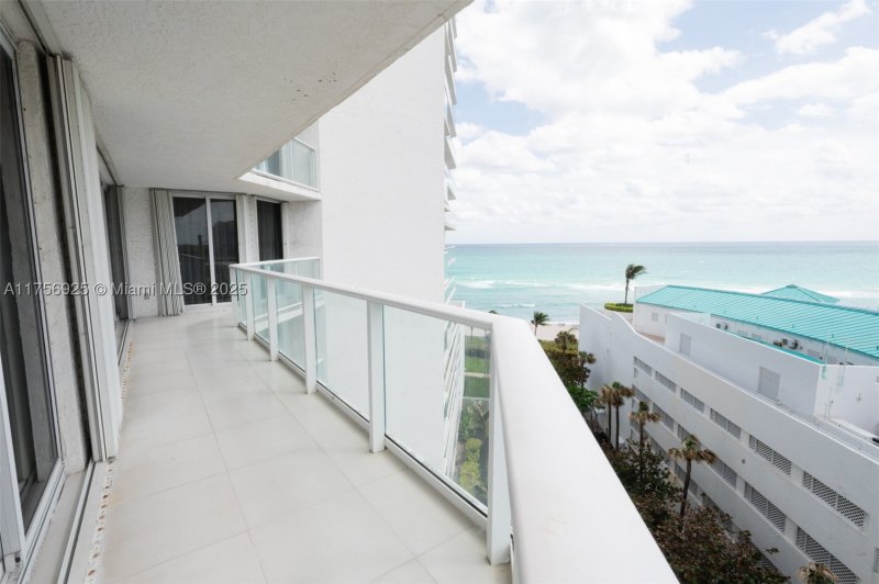 Condo for sale at Oceania 2 728