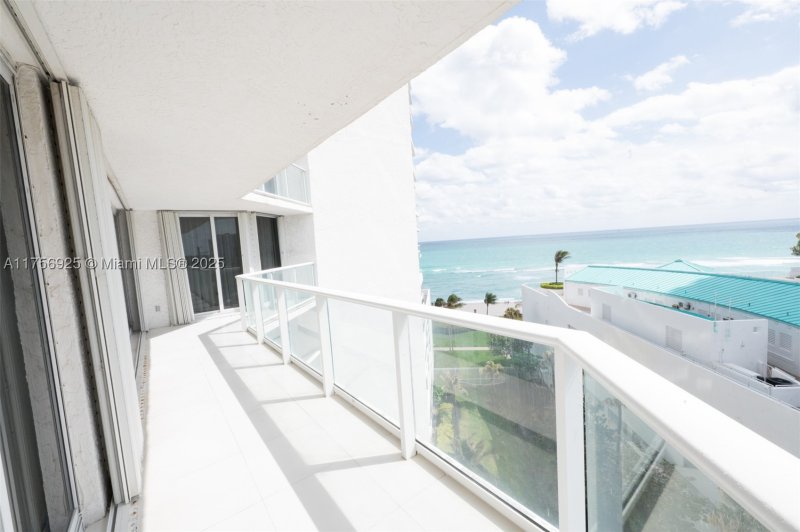 Condo for sale at Oceania 2 728