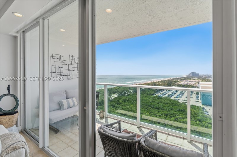 Condo for sale at Arlen House 1924