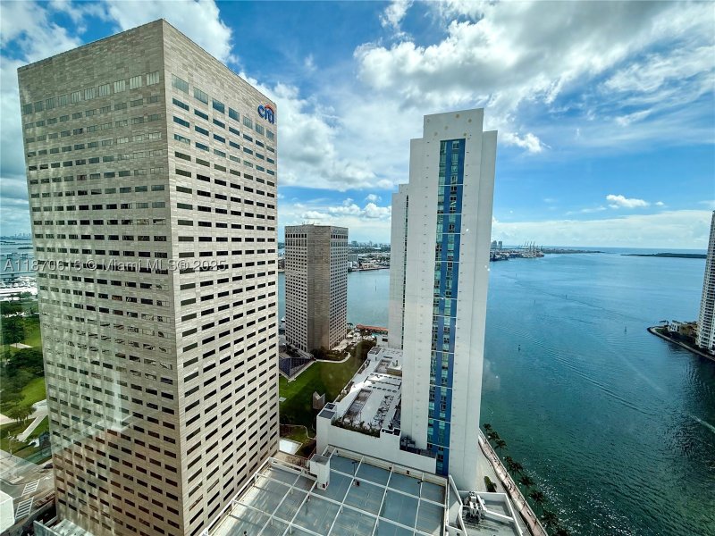 Condo for sale at Met 1 3014