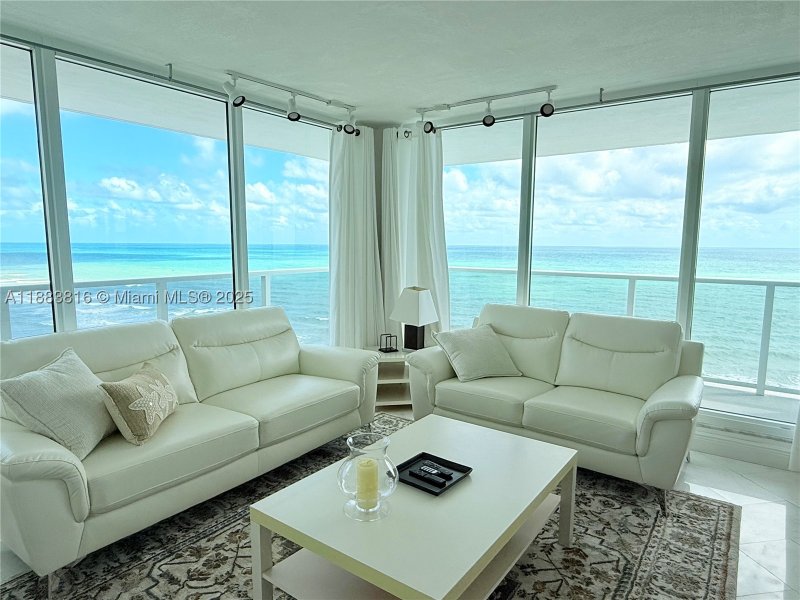 Alquiler de apartamento en Aquarius Towers 1204S