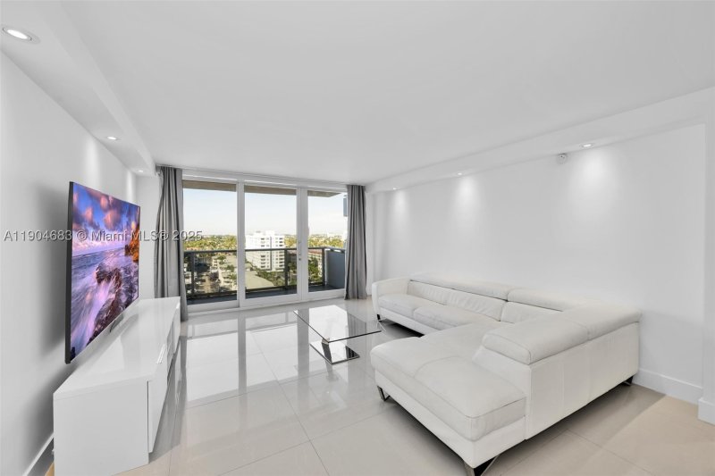 Condo for sale at Parker Tower 1011