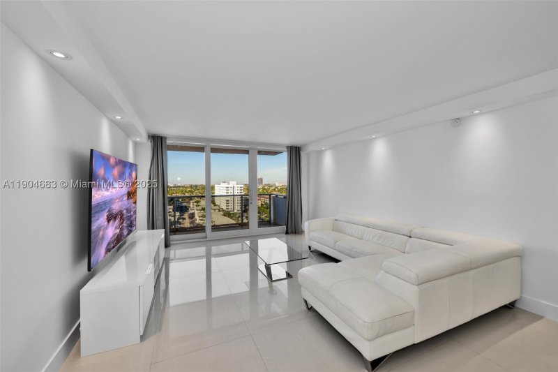 Condo for sale at Parker Tower 1011