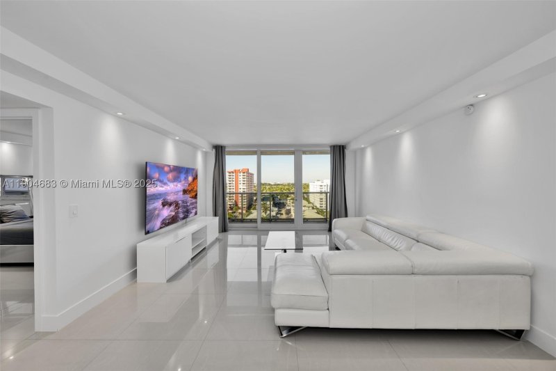 Condo for sale at Parker Tower 1011