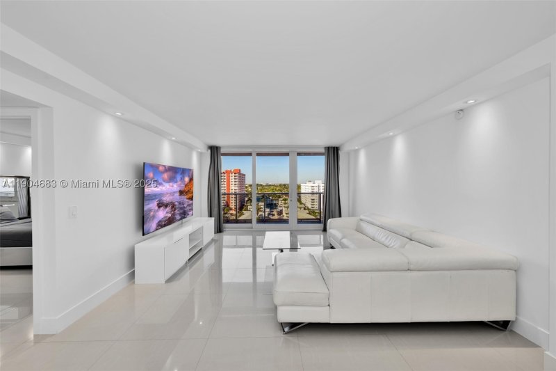 Condo for sale at Parker Tower 1011
