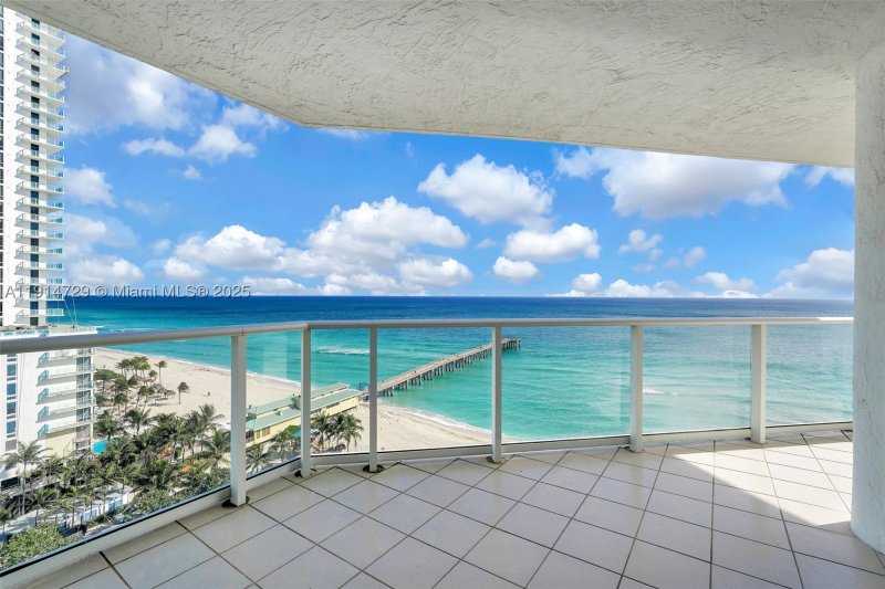 Condo for sale at Oceania 3 1236