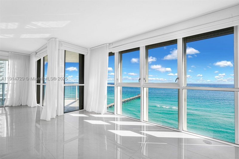 Condo for sale at Oceania 3 1236