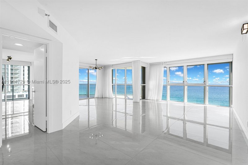Condo for sale at Oceania 3 1236