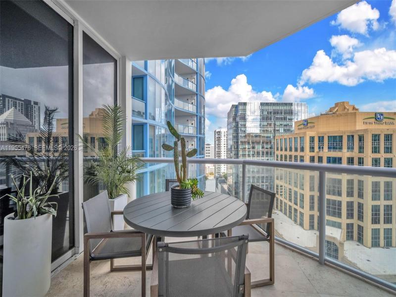 Condo for sale at Las Olas River House 2409